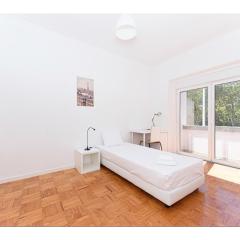HOUZE_Central Lisbon 4 room flat