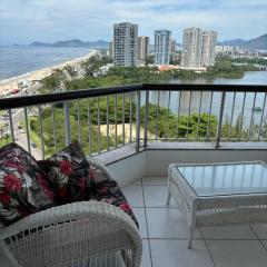 Flat na Barra com Vista Deslumbrante para o Mar