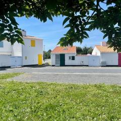 Maison rénovée avec piscine chauffée, tennis et parking à 100m des commerces - FR-1-231-330