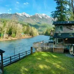 Riverfront Retreat Hot Tub Sauna Yard Gazebo and VIEWS