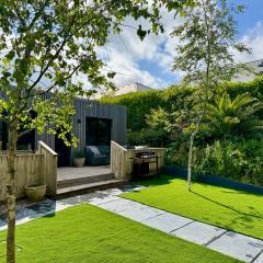 Uno Moor Side - 4 Bed, 2 Bath, Garden, sleeps 8 - Parking