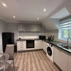 2 Bedroom Modern Apartment with Free Parking