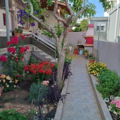 Ευχάριστο σπίτι σε όμορφη γειτονια.