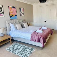 Super Spacious 4 Bed, sleeps 6