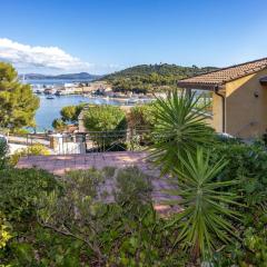 Vue mer, à 400 m de la plage et du port, clim, Wifi