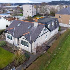 The Kemps Spacious 7BR 6 bathroom Villa Ideal for CONTRACTORS and Large FAMILIES FREE PARKING