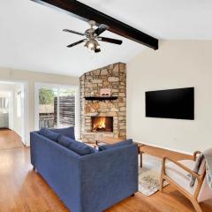 2BR 2BA Cozy Bungalow with Backyard in Montclaire - Zilker Area