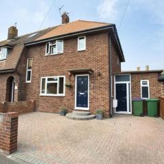 2 double bed with cozy garden & off-road parking