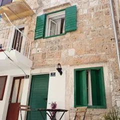 Apartments and rooms with parking space Komiza, Vis - 24523