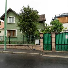 Retro Green Cottage with a Barkyard - Pet Friendly