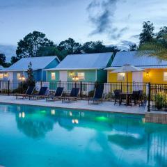 Quaint Cottage with Private Pool-Walk to Everything