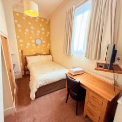 307 Queens road single bed private toilet & shower near Beeston railway station