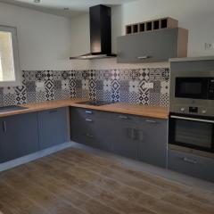 Jolie T4 rénové avec balcon-terrasse