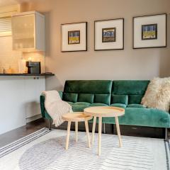 Private Cambie Village Suite min Downtown and Skytrain