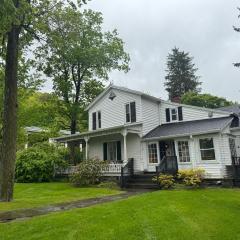 Book Village Inn - Dickinson Room Queen Bed