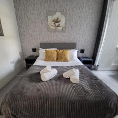 2 bed flat sleeps 4 Swansea centre