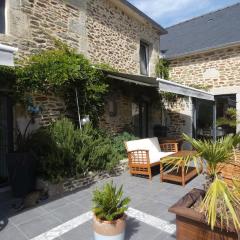 Maison de caractère à Corseul, jardin et piscine