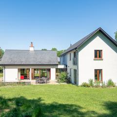Large Kenmare home sleeping 10. Free use of pool