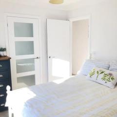 2 Bedroom Golden Triangle Apartment with Parking