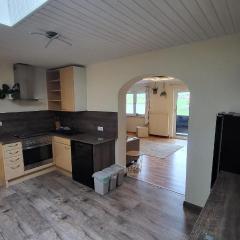 Geräumig ausgelegte Ferienwohnung in der oberen Etage mit Bergblick vom privaten Balkon