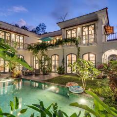 La Pasado, Huge 4 BHK villa with Large Private Pool & Garden, in Assagao, Complimentary Breakfast, full time caretaker, Bathtub, ideal for large groups