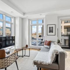 Stunning 2BR Toronto Retreat, Patio & Parking