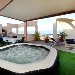Attico vista mare con terrazza e spa riscaldata