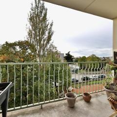 Logement chaleureux avec balcon