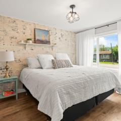 Stunning Heritage Home, Sleep 10, Hot Tub, Private Yard, Firepit,