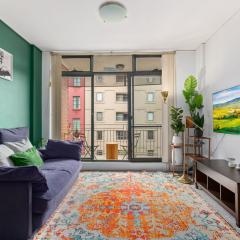 Chic Inner-City 1 Bedroom with Private Balcony
