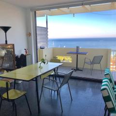 Cosy apartment with fabulous SEA VIEWS 70's style