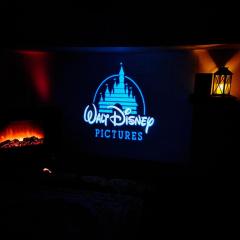 "Studio Cinéma" -Coeur de ville- Spacieux, calme et connecté-alexa, wifi, free, netflix, disney, prime video, jeux vidéo et de société