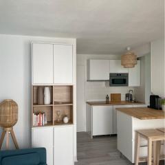Appartement rénové avec piscine, plage 2mns à pied