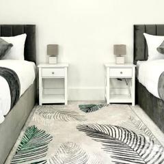 Strood Home-Sleeps 6-Great for Groups & Families