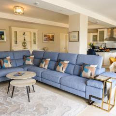 Luxury Vacation Home on the Ring of Kerry-Wild Atlantic Way with Mountain & Sea Views - 5 min walk to Glenbeigh Village - 10 min drive to Rossbeigh Beach & Dooks Golf Course -30 minute drive from Muckross House and National Park