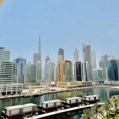 Vserve - 1 BR Escape With City Views & Canal Vibes