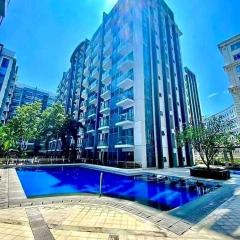 PALMTREE NEWPORT AND AIRPORT STAYCATION by MRMCONDOTEL