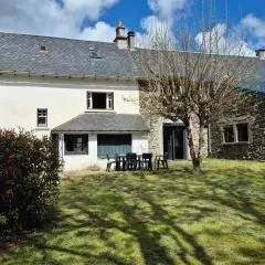 Maison Auvergnate Spacieuse 170m² - 8 Pers - Nature au Parc des Volcans - FR-1-814-135