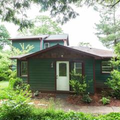 Private Green Cottage near downtown
