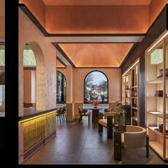 Happy Dragon Imperial Garden Courtyard --Newly renovated French Window with garden view, Close to Lama Temple Forbidden City&Subway Nearby &free coffee & Free laundry&English speaking with tour services &Free WiFi unlimited for Western software
