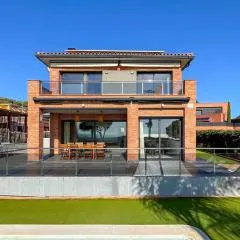 Stylish villa with saltwater pool