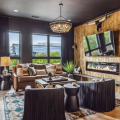 Let Er Buck on Music Row, Mins to Broadway with Pool, Gym, Balcony