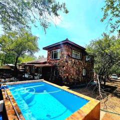 Luxury GuesthouseCo FlintstoneHouse