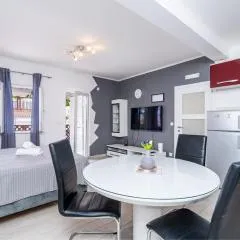 Studio Apartment Feather