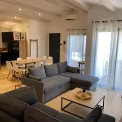 Maison moderne plain-pied 3 chambres jardin préau