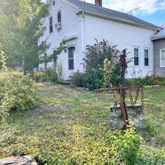 Charming, updated , 3 bedroom farmhouse farm stay