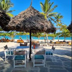 Tropical Studio with 3 Pools and AC