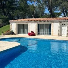 Jolie maison avec vue sur piscine