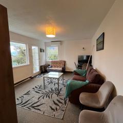 Retro cosy unit with lake views and patio walk to town