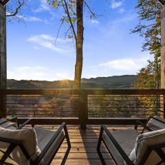 Luxury Blackbird Cabin Stunning Views, Hot Tub and Fire Pit